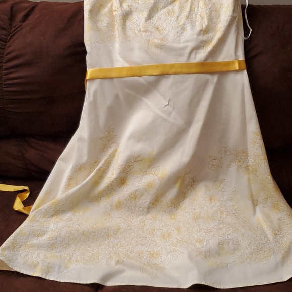 Dress - Picture 4 of 9